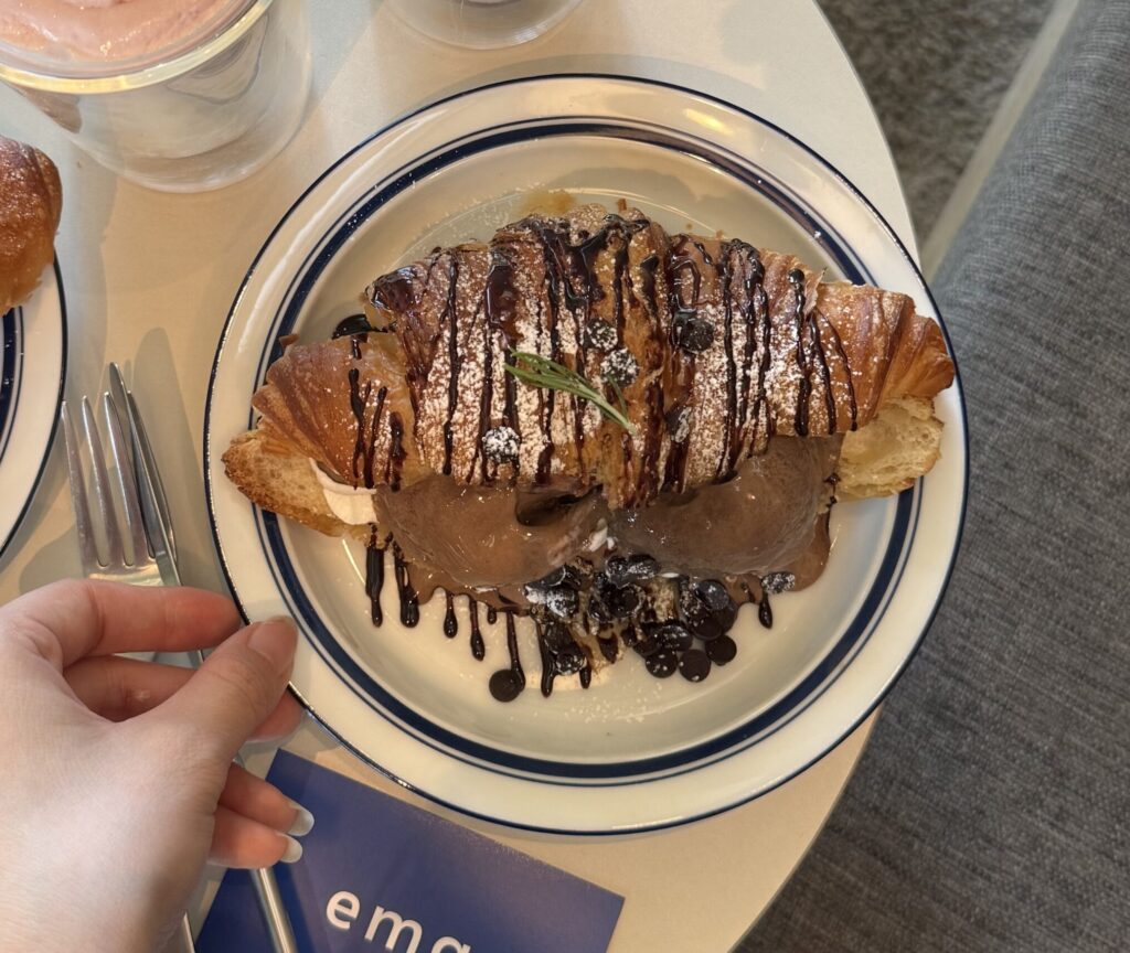 【新宿カフェ】ブルーの店内が可愛い 話題の韓国カフェ!「SHISHA CAFE ema.」