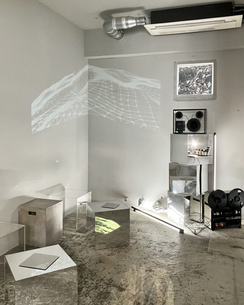 【渋谷カフェ】白と黒だけの世界観で話題！一度は行きたいカフェ:モノクロームの独特な魅力