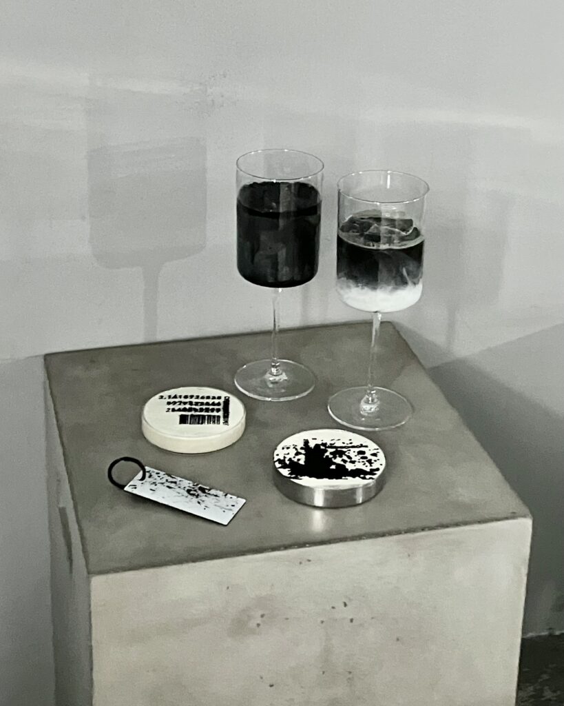 【カフェ:モノクローム】渋谷大人気！モノトーンの世界観に浸る おしゃれすぎる非日常空間