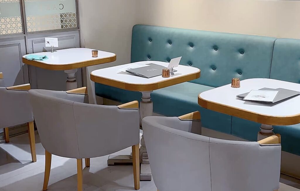 リチュエルカフェ新宿店のブルーを基調としたフランスのような店内