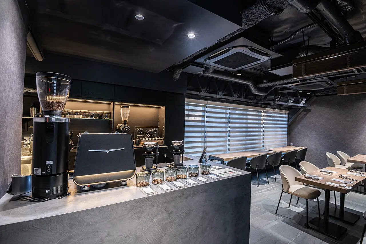 COLORS CAFEのシックな内装