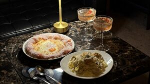 THE BAR 渋谷 by YOLO自慢の専用窯で焼き上げる本格ナポリ風ピザと本格パスタ。ドリンクも豊富