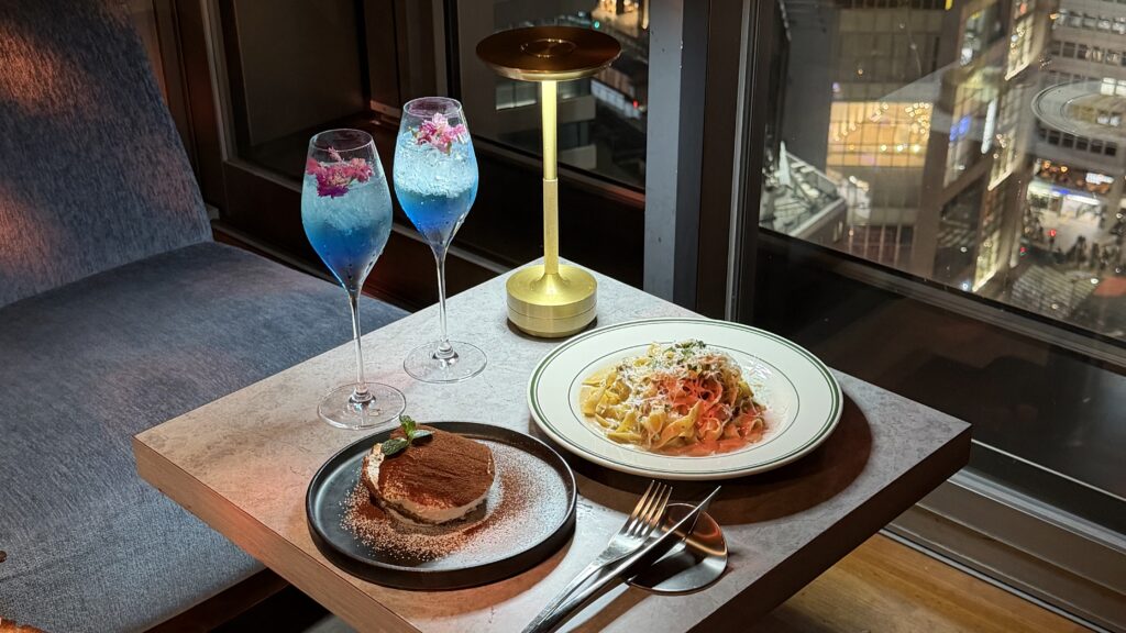 渋谷の街並みを一望できるSOAKのドリンクとフード各種