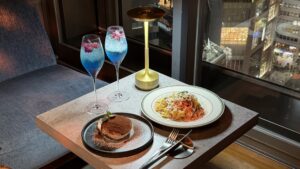 渋谷の街並みを一望できるSOAKのドリンクとフード各種