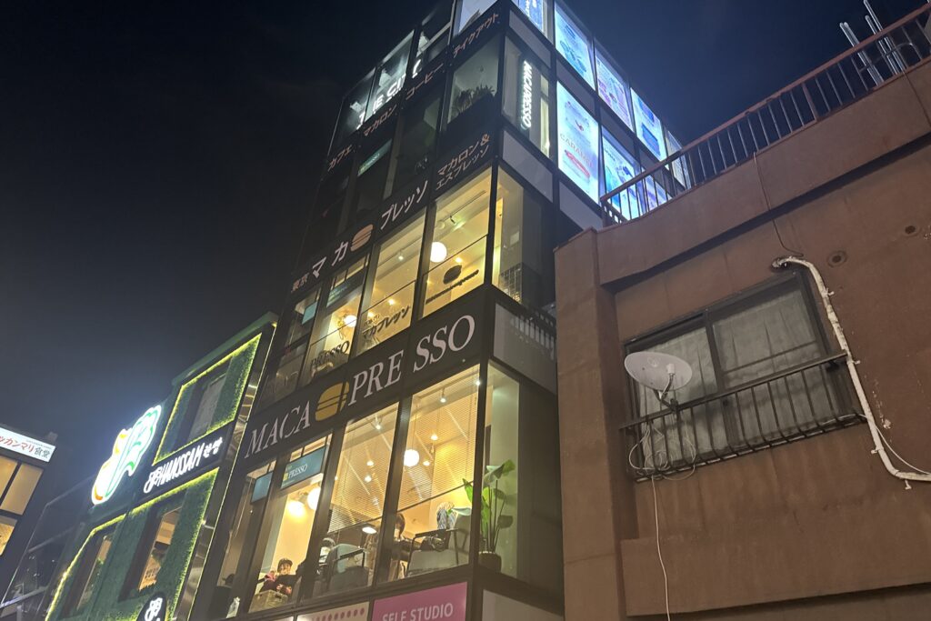 マカプレッソ4階建の大型カフェ