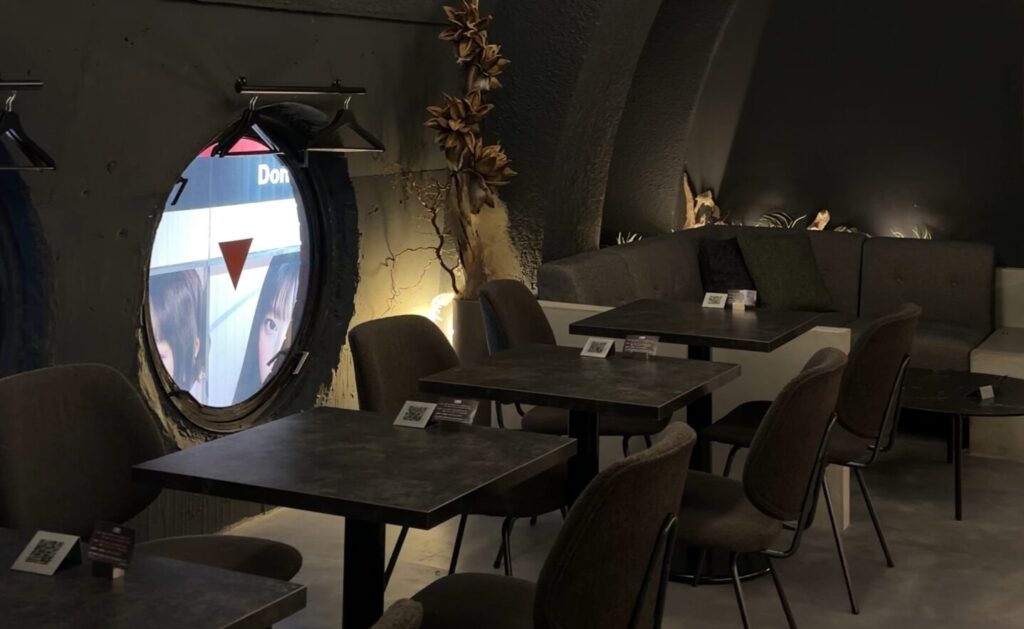 渋谷yoLの店内 落ち着いた照明とアンティーク調のインテリア