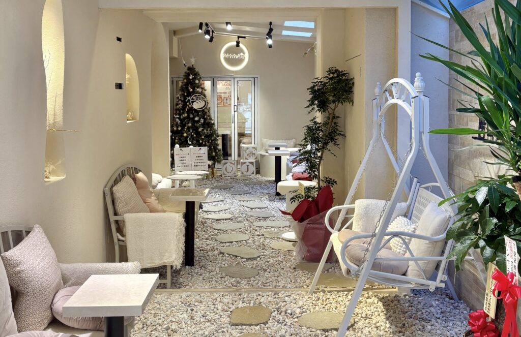 新大久保PANNARA（パンナラ）の白を基調としたフォトジェニックな店内