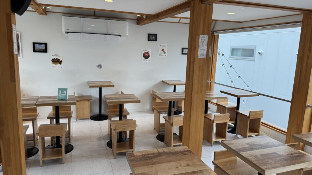 OKUDO CAFE 大久堂の店内 済州島スタイルのウッド調空間