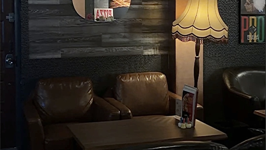 THE BAR 渋谷 by YOLOの店内。スタンドライトがかわいい