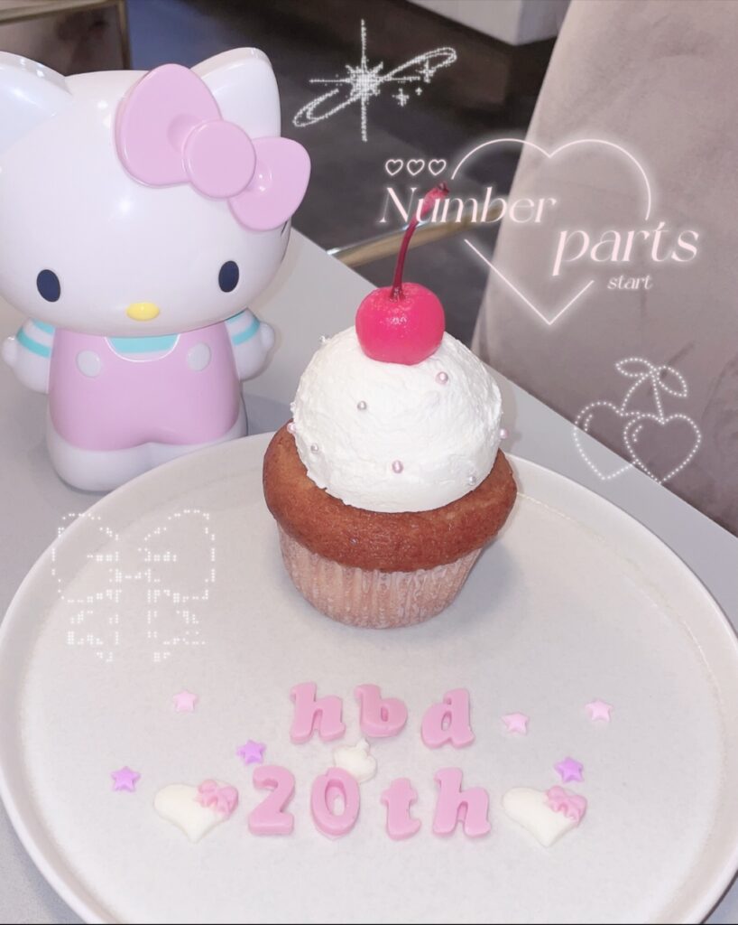 LINO cafe&bar新宿の韓国ワッフルバースデープレートとプロジェクター演出