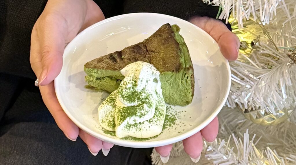 しっかりとした抹茶の風味と大人の味わいが人気のZ's TEAの看板メニュー「抹茶バスクチーズケーキ」