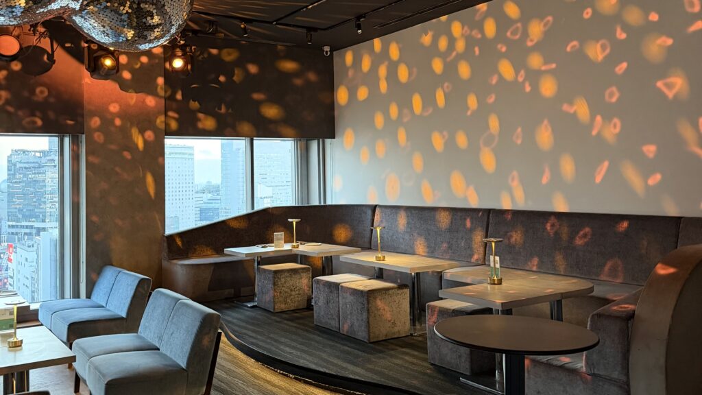 開放的なルーフトップレストラン&バーSOAKの店内。ミラーボールでおしゃれな雰囲気