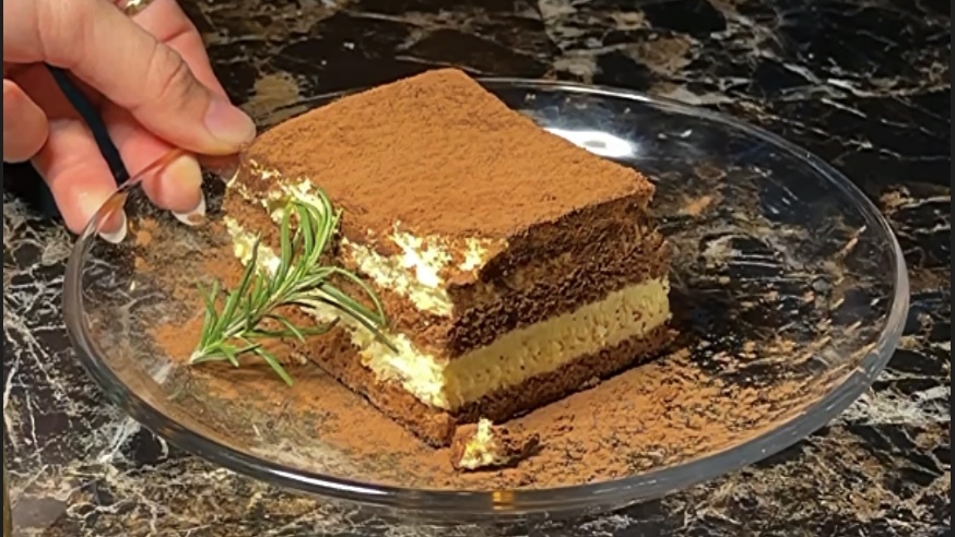 THE BAR 渋谷 by YOLOにはティラミスなどのデザートメニューも。