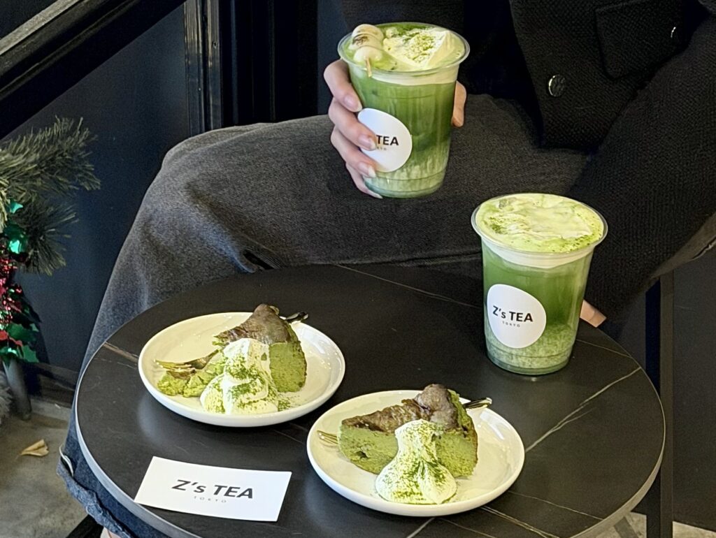 Z's TEA看板メニューの濃厚抹茶ラテと抹茶バスクチーズケーキ