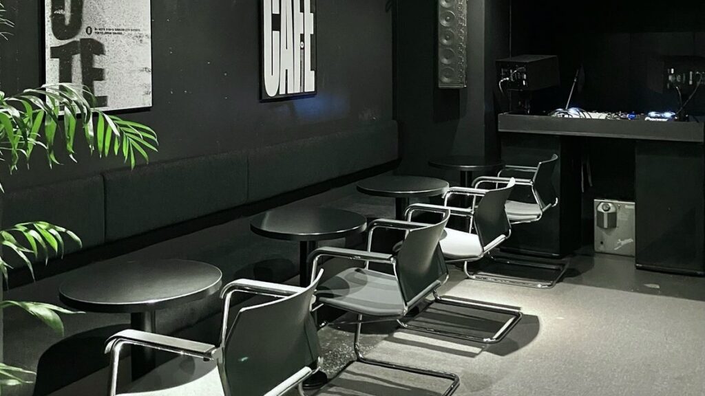 NOTE cafeの店内。黒で統一されたシックな無機質空間