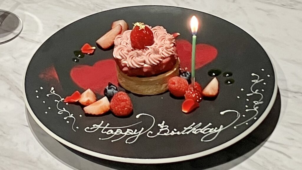 fruta&表参道のグルテンフリーバースデープレートとフラワーウォール半個室