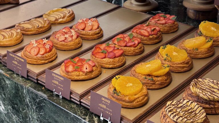 絶品ベーカリーがずらりと並ぶ目黒川沿いの桜が見えるカフェ