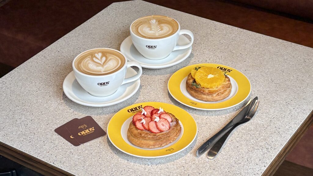 THE ORDY BAKERYのキャラメリゼされたフルーツたっぷりのベーカリとカフェラテ