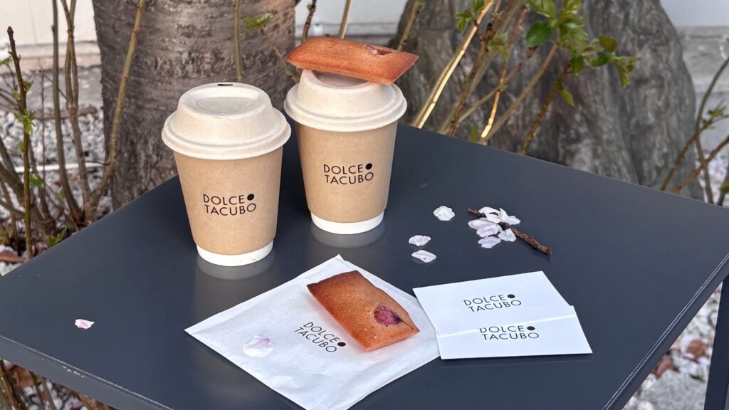 DOLCE TACUBOの桜の前で、フィナンシェとドリンクを