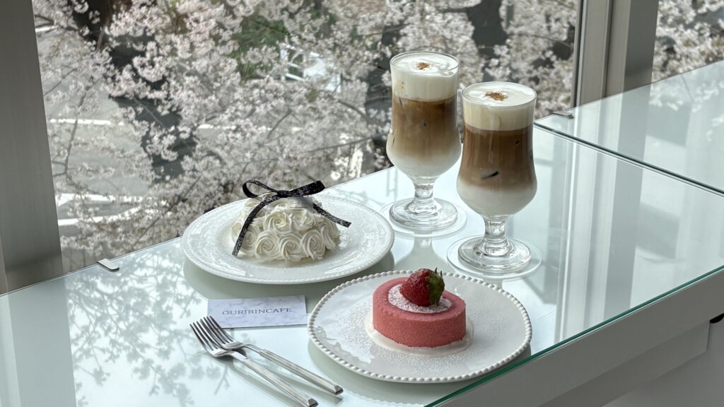 GURIRIN CAFEの窓から満開の絶景桜とスイーツたち