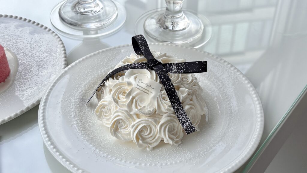 グリリンカフェのティアラケーキ。ホイップクリームで華やかにデコレーションが