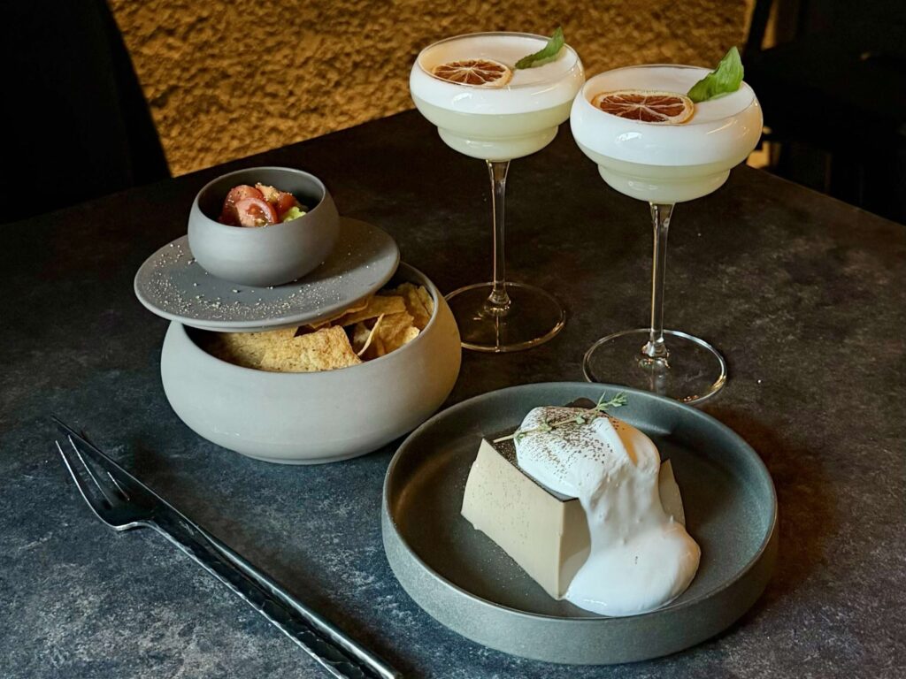 yoLの「葉酔桃 -Yousuitou-」(右上)、数量限定の「YOTSUKADO ほうじ茶プリン」(右下)、「アボカドワカモレ」(左)