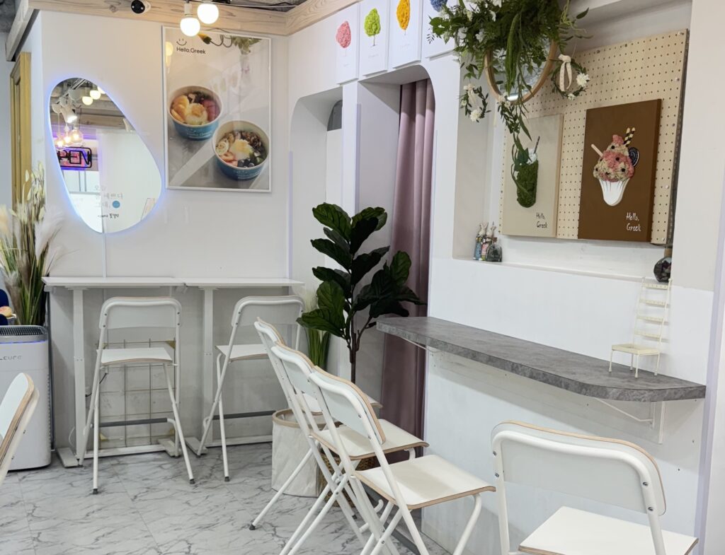 新大久保HELLO, GREEK新大久保店の店内 グリークヨーグルト専門店の明るい空間