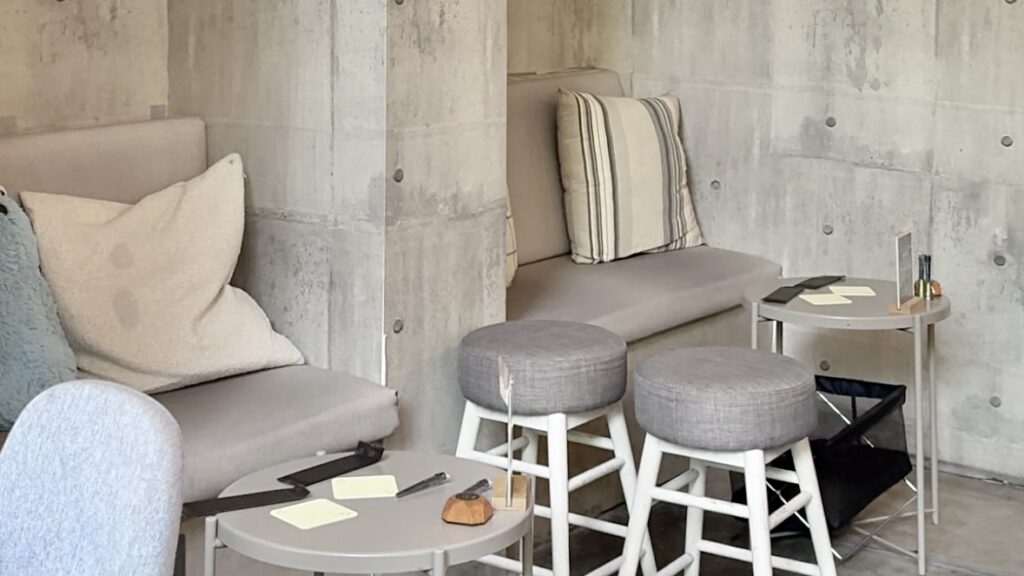 シーシャカフェmusch 渋谷道玄坂上店のテーブル席。コンクリート壁がおしゃれ