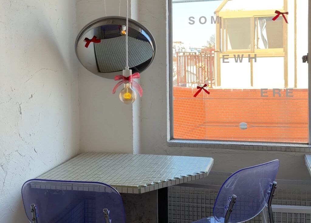 三軒茶の隠れ家カフェSOMEWHEREの白タイル空間にフォトスポットがたくさん