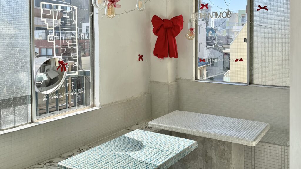 SOMEWHEREの店内 白タイルに囲まれたお風呂カフェのような異世界空間期間限定でリボンの装飾