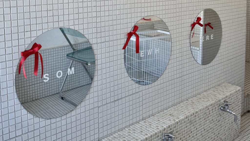 SOMEWHEREの店内 白タイルに囲まれたお風呂カフェのような異世界空間