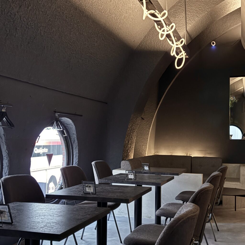 yoLの店内。明るすぎず暗すぎずリラックスできる空間