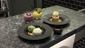 渋谷の夜カフェyoL（ヨル）のシックな店内とカクテル