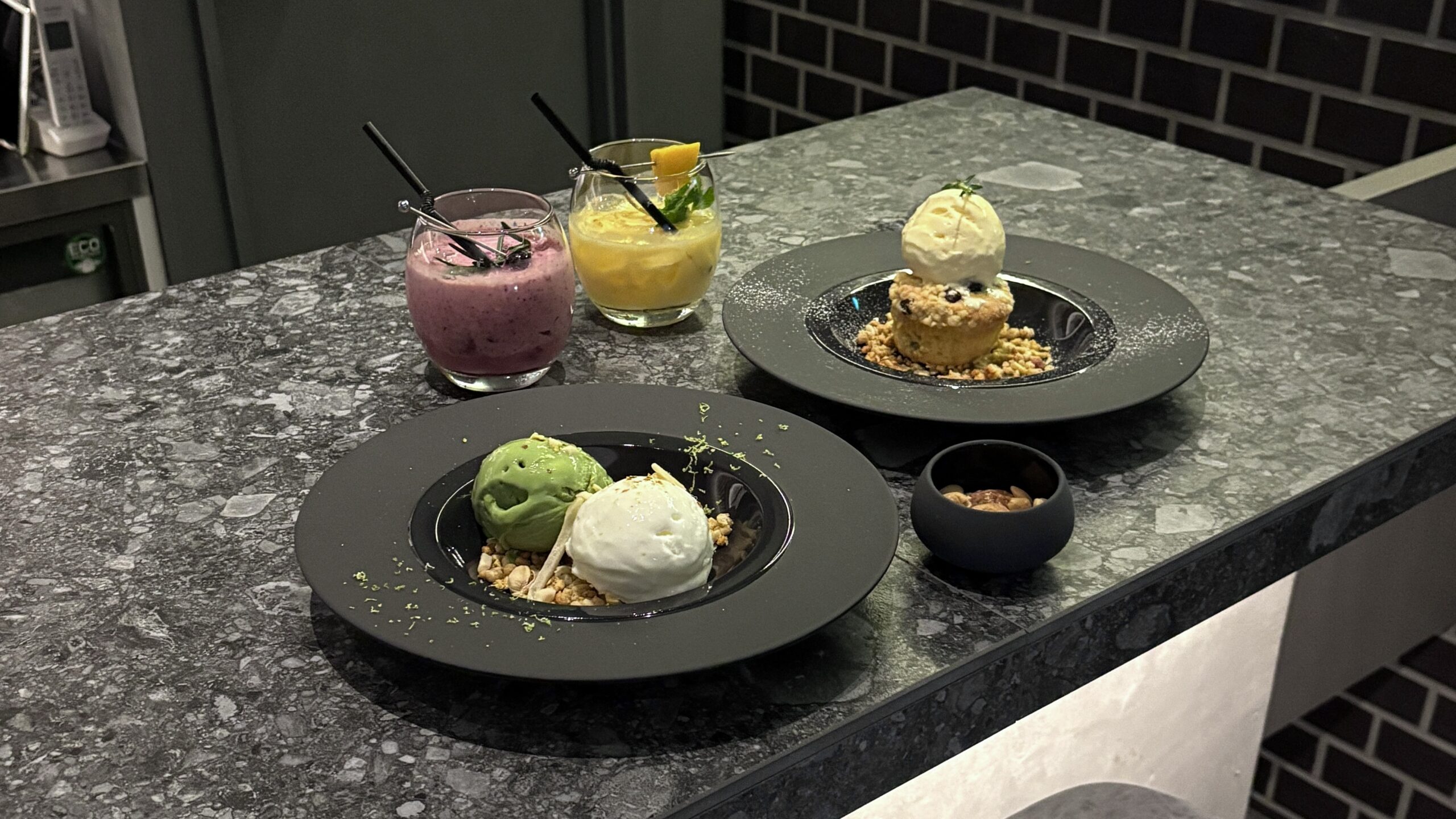 渋谷の夜カフェyoL（ヨル）のシックな店内とカクテル