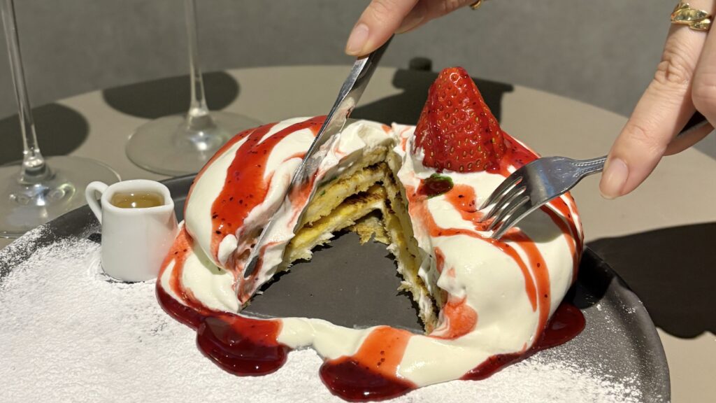 シーシャカフェmusch 渋谷道玄坂上店の「自家製クリームチーズの生フレンチトースト」。1日10食限定