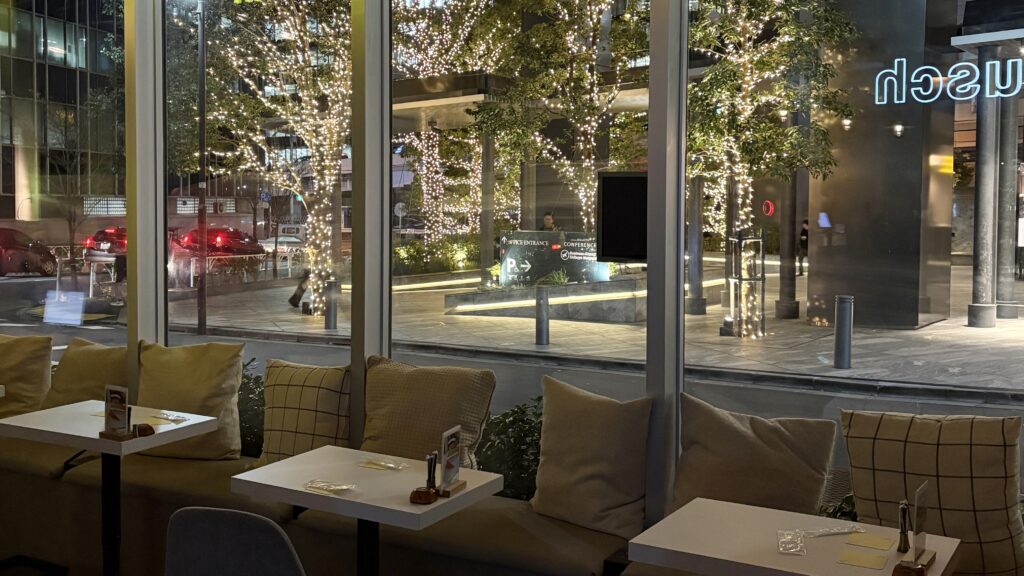 シーシャカフェmusch 渋谷道玄坂上店のテーブル席。窓際はイルミネーションが綺麗