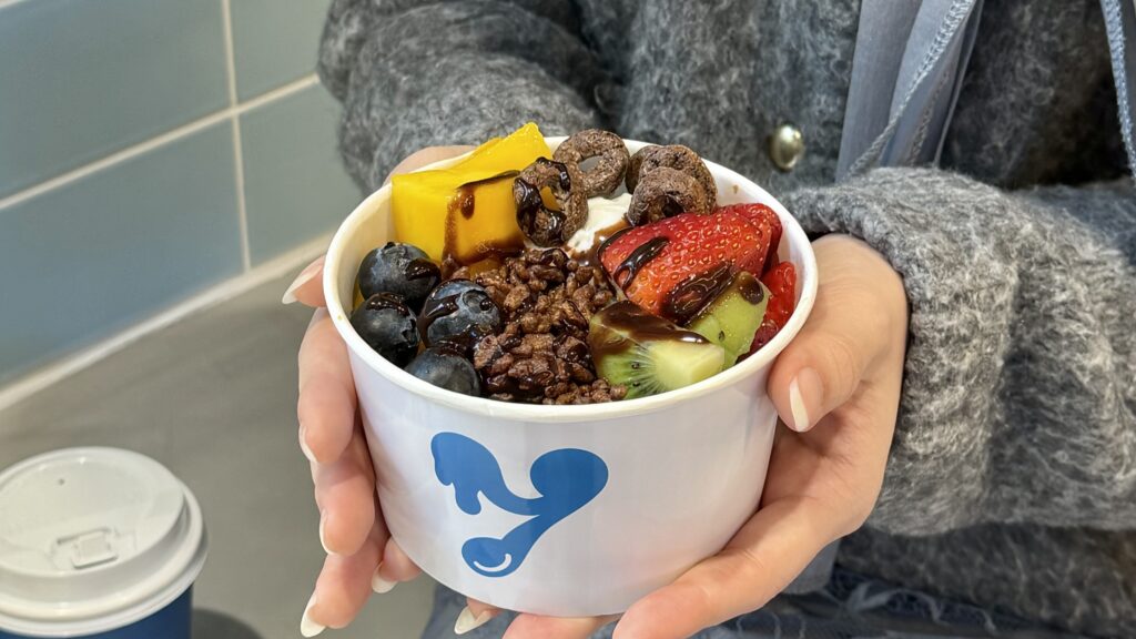 YGYGのフレッシュヨーグルトアイスとカラフルなトッピング