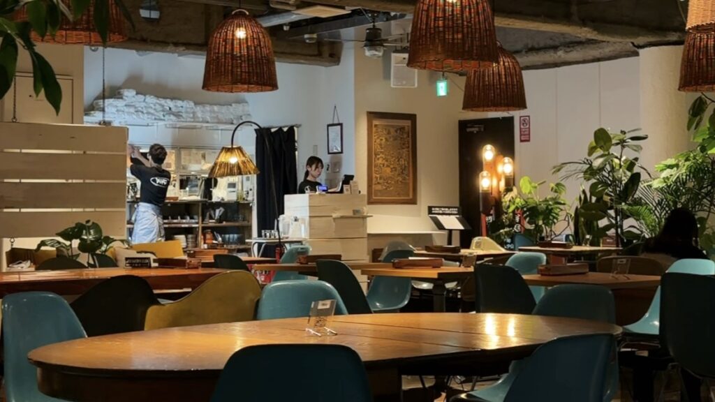 DUKE Cafe渋谷神南店のNYスタイルのアンティーク家具とグリーンが映える店内