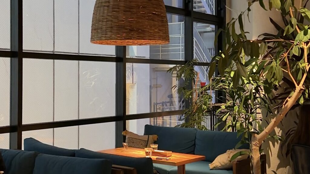 DUKE cafe 渋谷神南店の店内。こだわりのアンティーク家具に囲まれた落ち着く空間