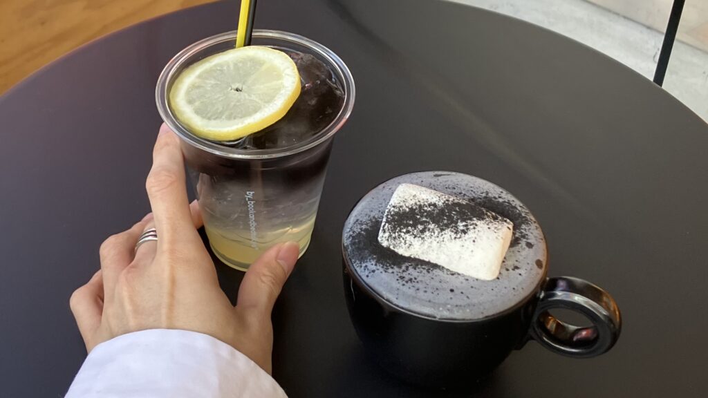 BOOK AND BED TOKYO SHINJUKUのモノトーンドリンク