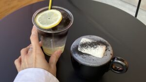 BOOK AND BED TOKYO SHINJUKUのモノトーンドリンク