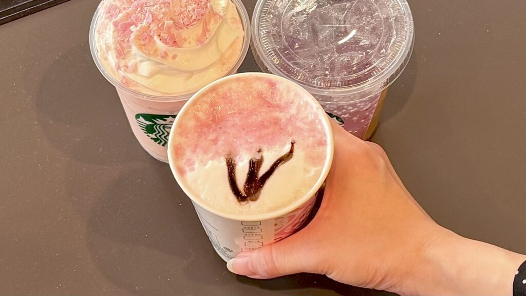 スタバ「桜 咲くよ ラテ」のさくらフレーバーシェイブとチョコレートソースの桜アート