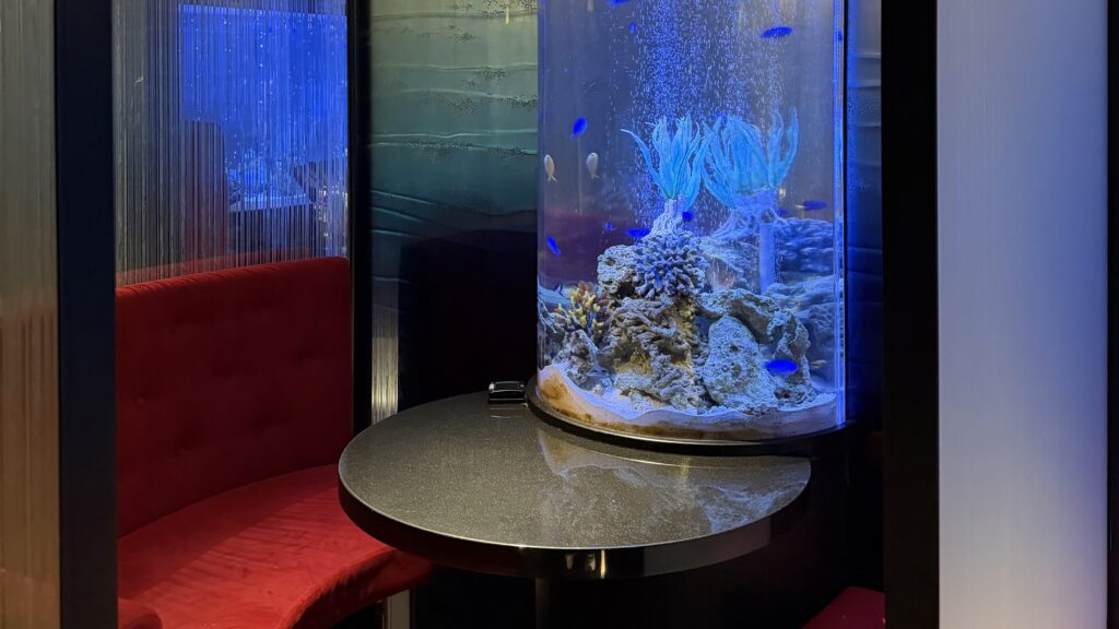 JeMareの青く輝くアクアリウム 約1500匹の熱帯魚が泳ぐ幻想的な水槽