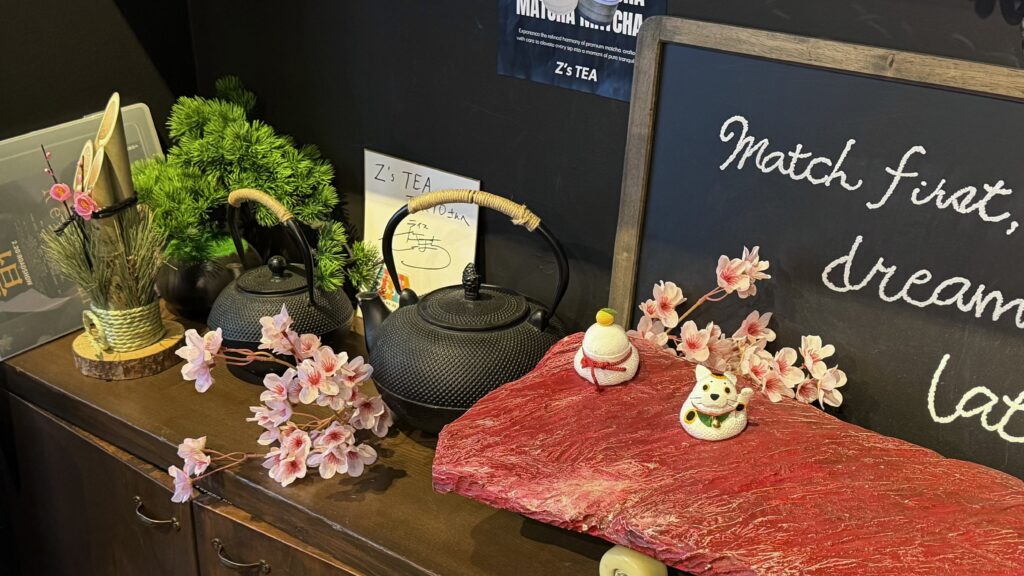 Z's TEAの店内。和の小物が散りばめられている落ち着いた空間