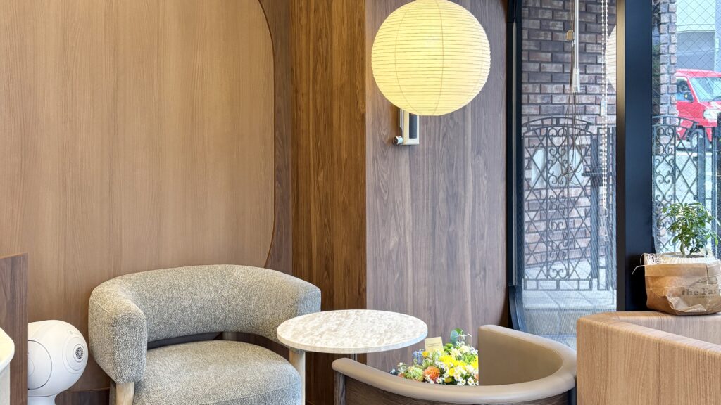 HEAVENLY GREY COFFEEのグレーとウッドを基調とした淡色の店内に柔らかい光が差し込んでいる