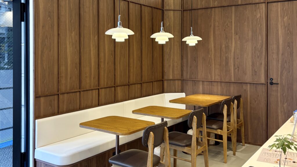 HEAVENLY GREY COFFEEのウッドを基調とした温かみのある店内