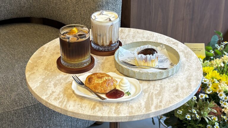 HEAVENLY GREY COFFEEの絶品バスクチーズケーキと、スコーン、おしゃれなエスプレッソドリンク