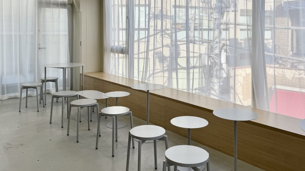 ME ME COFFEEの原宿ベルピア3階にある店内の様子