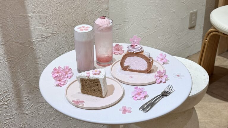 Solewカフェの白いテーブルに桜ロールケーキと桜シフォンケーキ