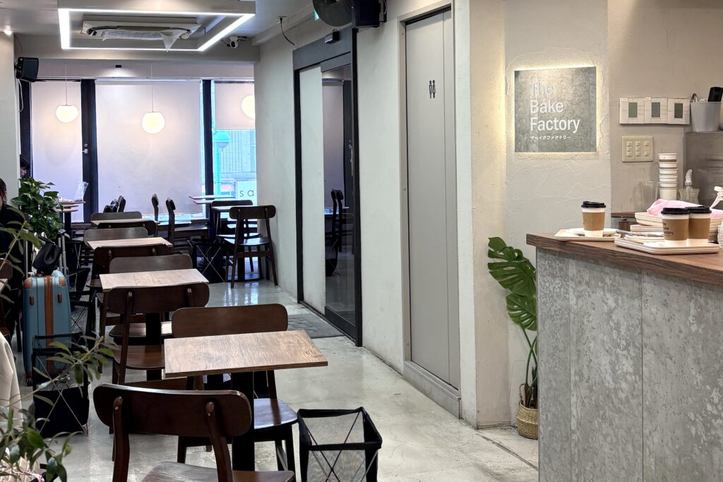 The Bake Factoryの店内。コンクリート打ちっぱなしのスタイリッシュな空間
